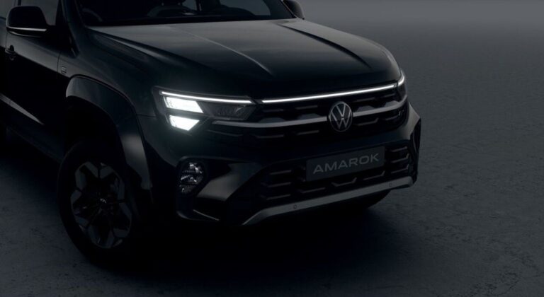 Volkswagen Amarok estacionada en un entorno urbano