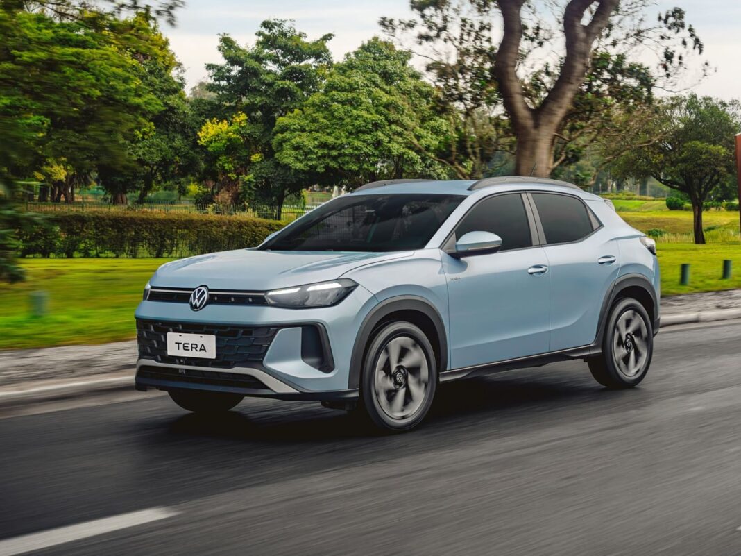 Logo de Volkswagen junto a un automóvil de la marca en un concesionario argentino.