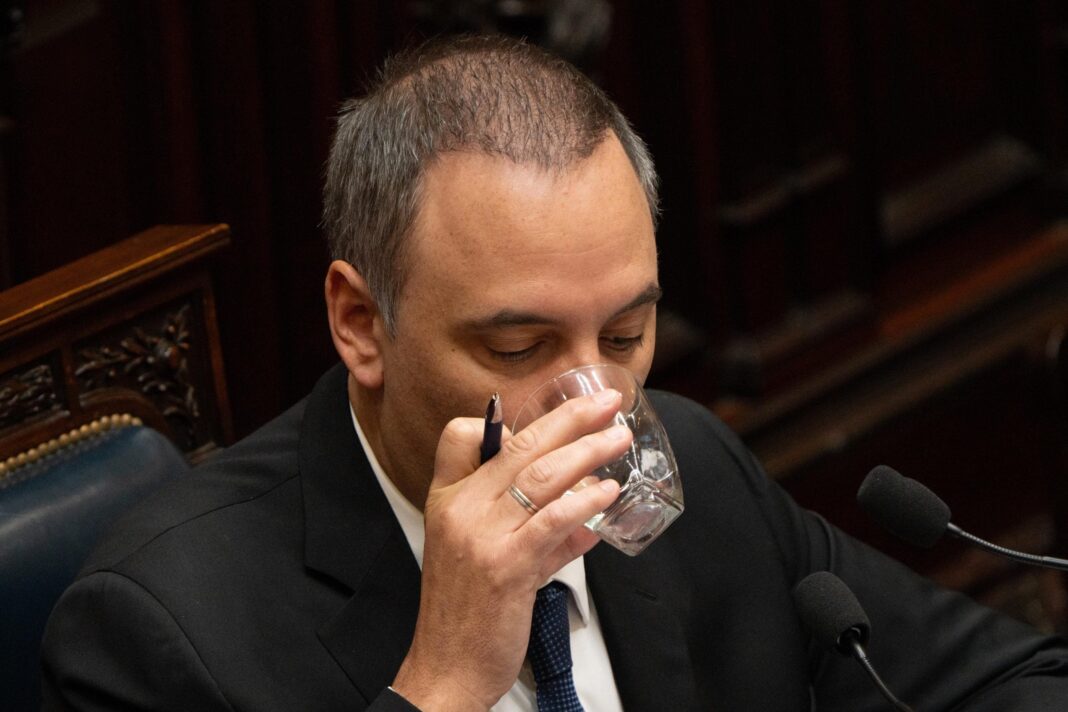 Fotografía del jefe de Gabinete Adorni en una reunión oficial