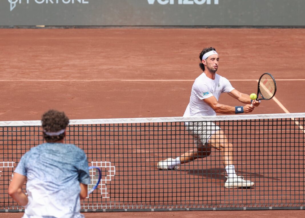 Tenista argentino compitiendo en el Masters 1000 de Roma sobre polvo de ladrillo