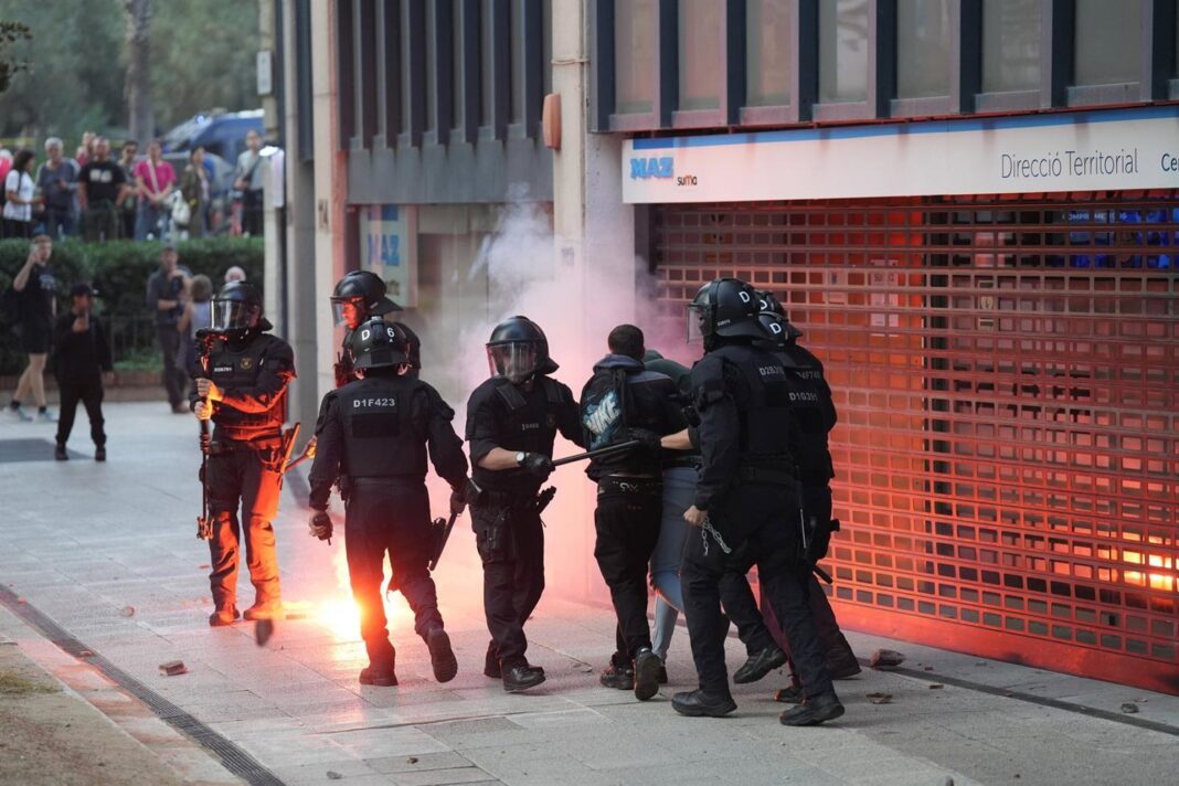 Manifestantes sentados en el suelo durante protesta propalestina en Barcelona