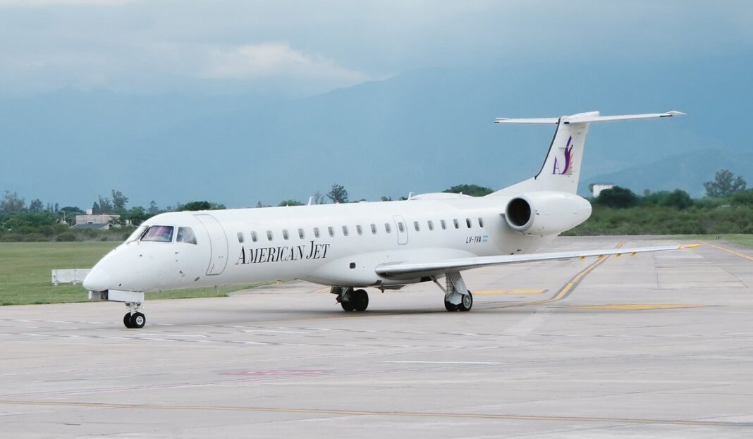 Avión de American Jet en pista de aeropuerto