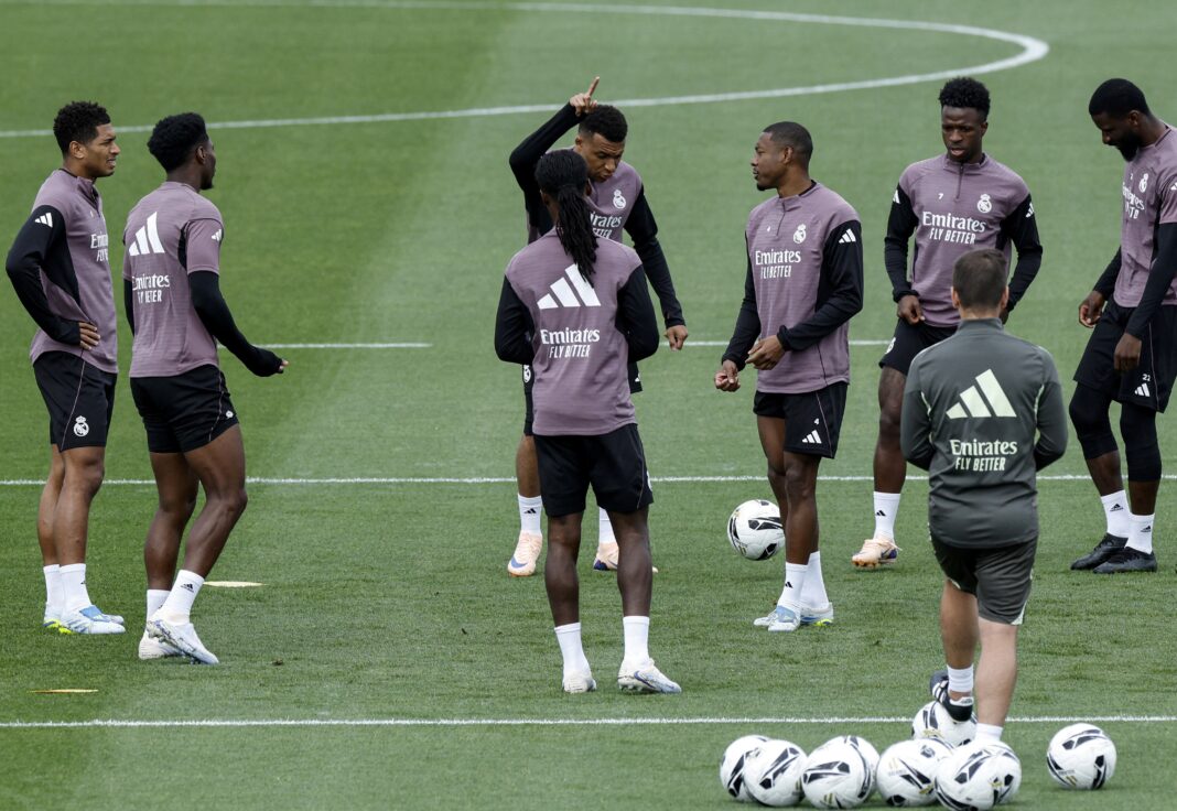 Jugadores de Barcelona y Real Madrid en un clásico de fútbol