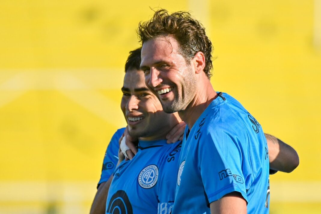 Jugadores de Belgrano celebrando la clasificación a la final del Torneo Apertura 2026