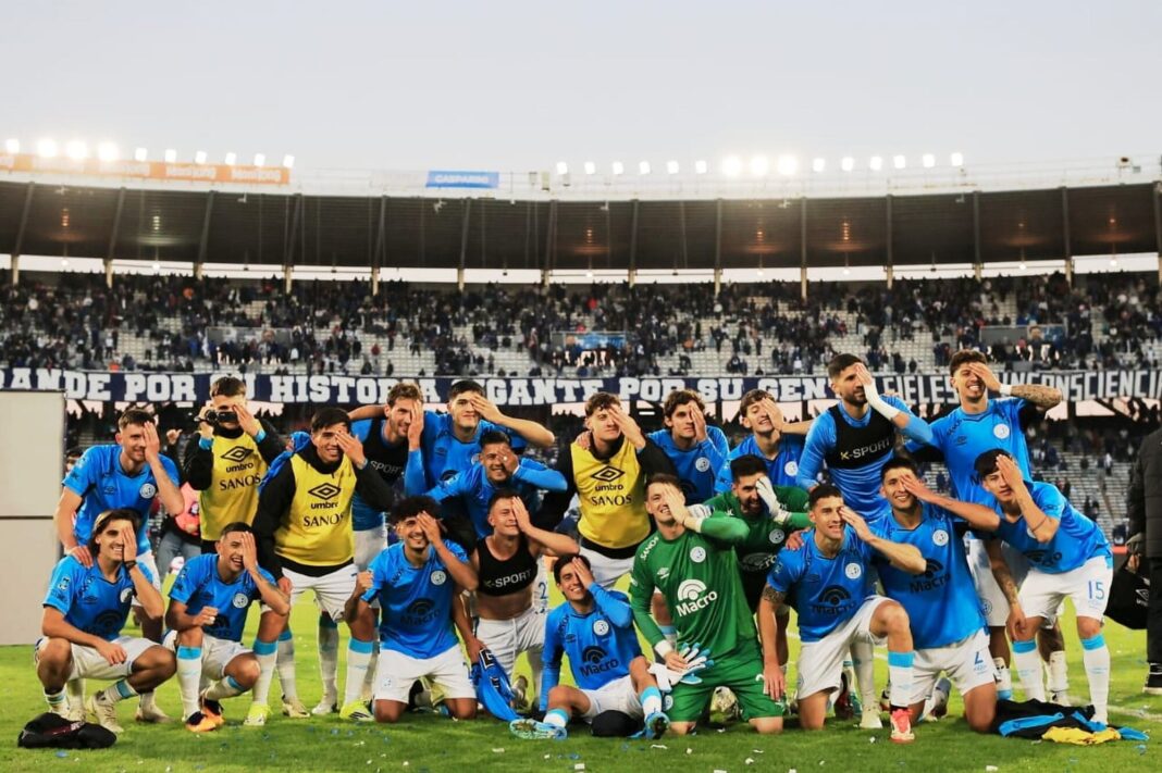 Jugadores de Belgrano celebrando el gol de Lucas Passerini en el clásico ante Talleres en el estadio Mario Alberto Kempes