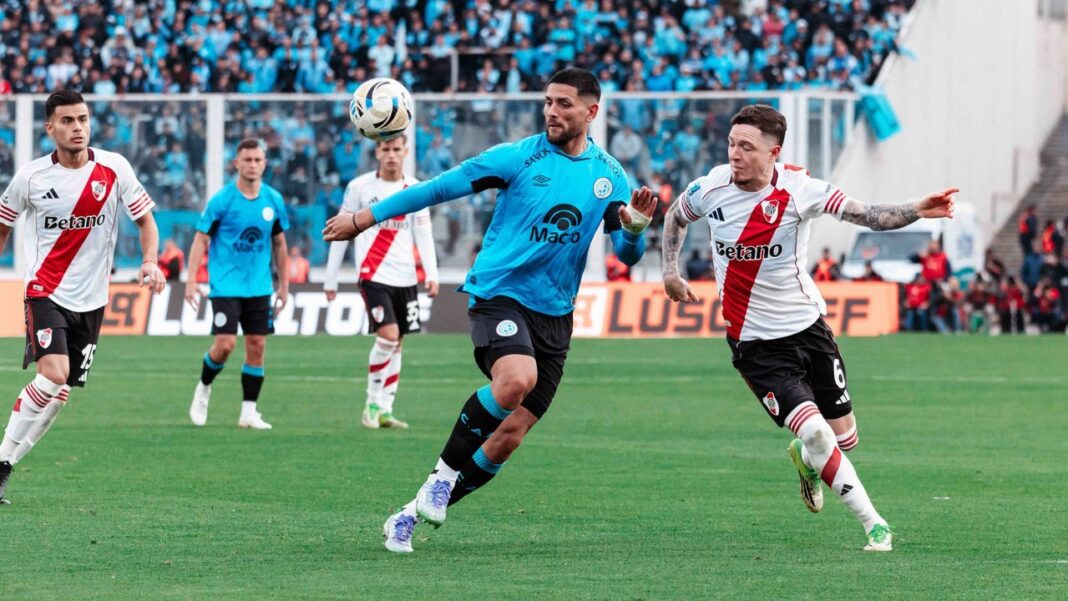 Jugadores de Belgrano celebran el gol del triunfo frente a River Plate