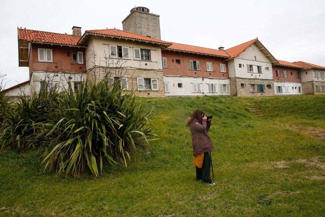 Empleados de la Unidad Turística de Chapadmalal en asamblea a cielo abierto