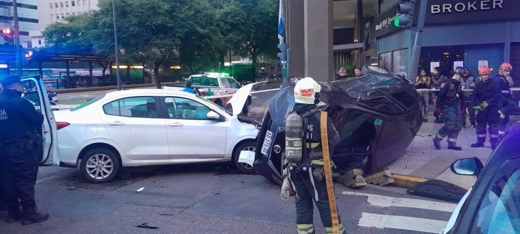 Vehículo volcado en avenida Córdoba, personal de emergencias en el lugar
