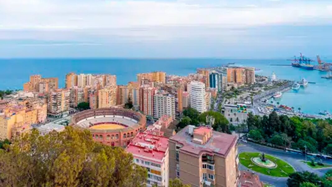 Vista panorámica de Málaga con cielo despejado