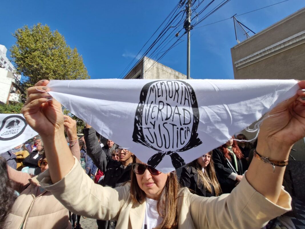 Fachada de un tribunal con la bandera argentina