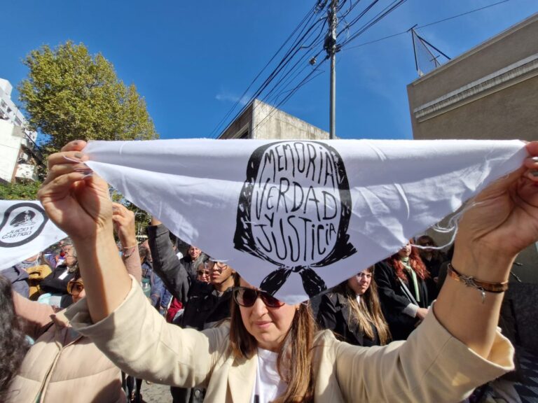 Fachada de un tribunal con la bandera argentina