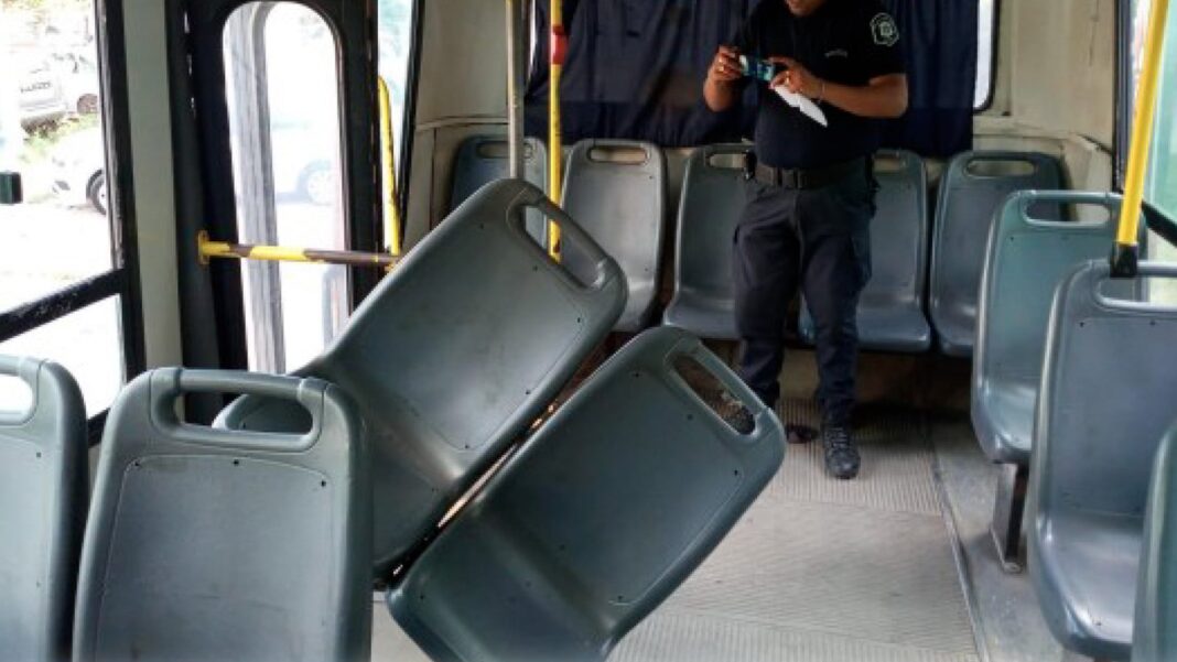 Colectivo de línea en la vía pública