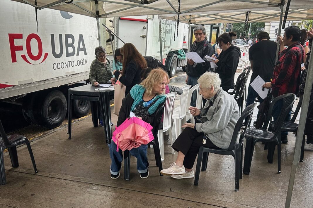 Docentes y estudiantes de odontología atienden pacientes en un consultorio callejero durante el paro universitario