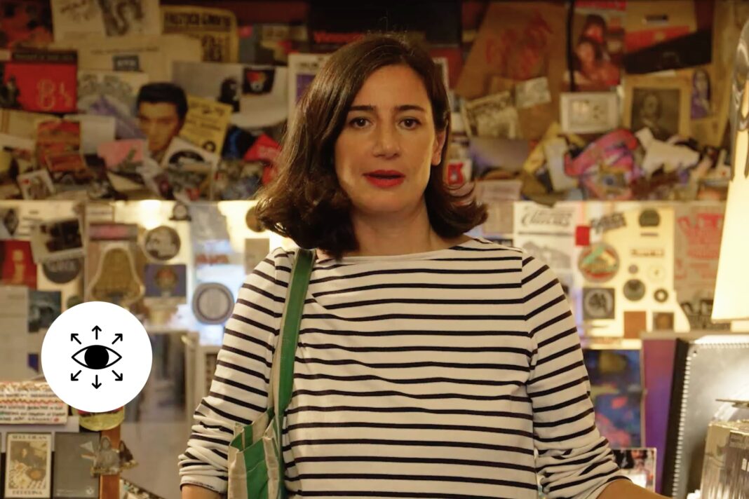 Interior de una disquería con estantes de vinilos y equipos de audio en Buenos Aires