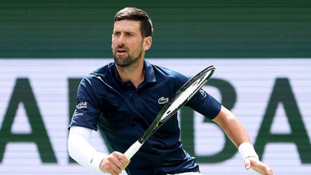 Novak Djokovic jugando en Roland Garros