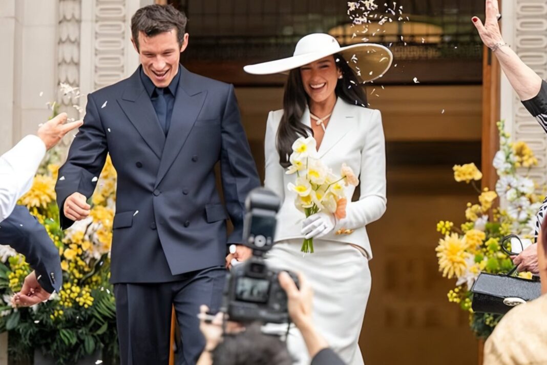 Dua Lipa y Callum Turner el día de su boda civil en Londres