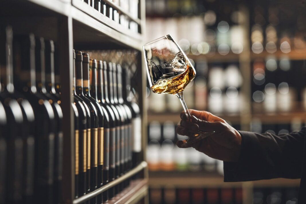 Botella de vino Chardonnay argentino con copa