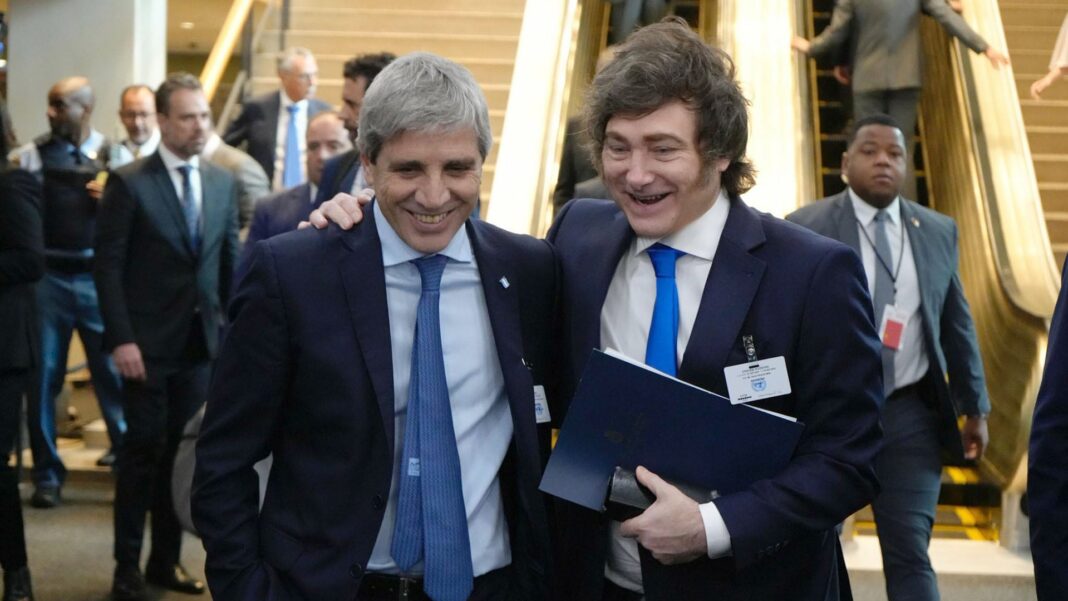 Oficialistas en una reunión de gabinete discutiendo indicadores económicos