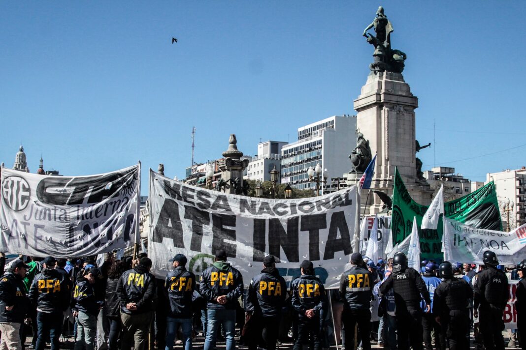 Edificio del INTA con cartel institucional