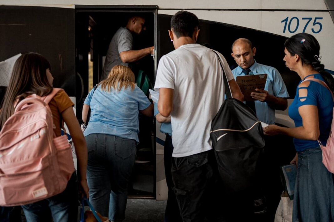 Personas con discapacidad en un colectivo de transporte público