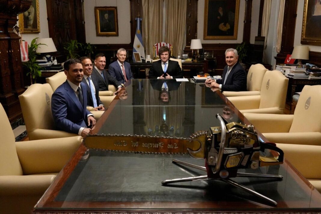 Javier Milei y Federico Sturzenegger en una reunión de gobierno