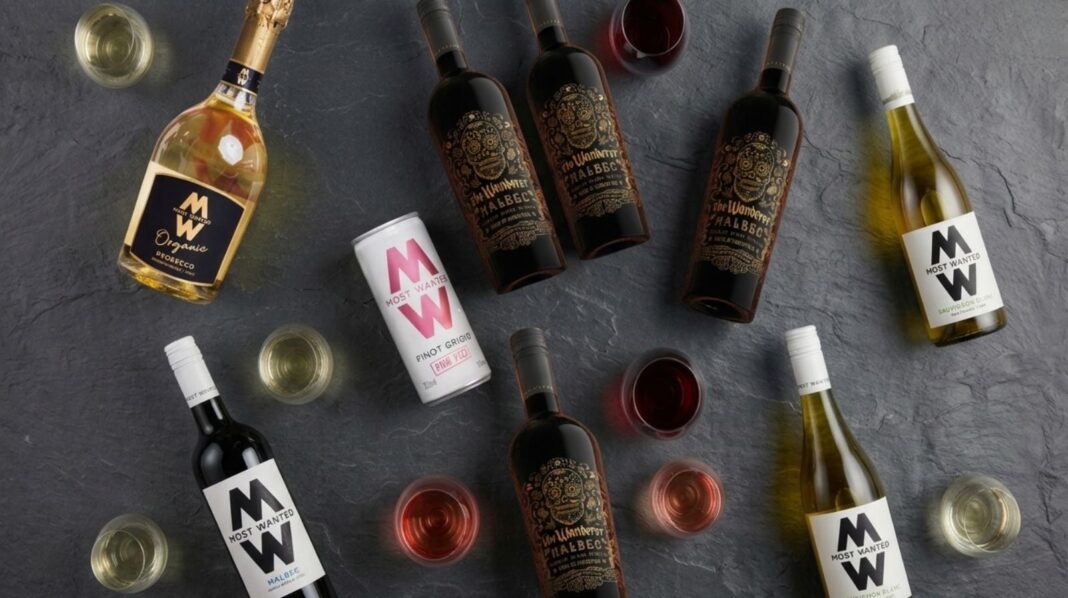 Botellas de vino y latas de la marca Most Wanted en un supermercado británico