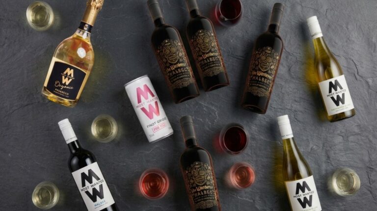 Botellas de vino y latas de la marca Most Wanted en un supermercado británico