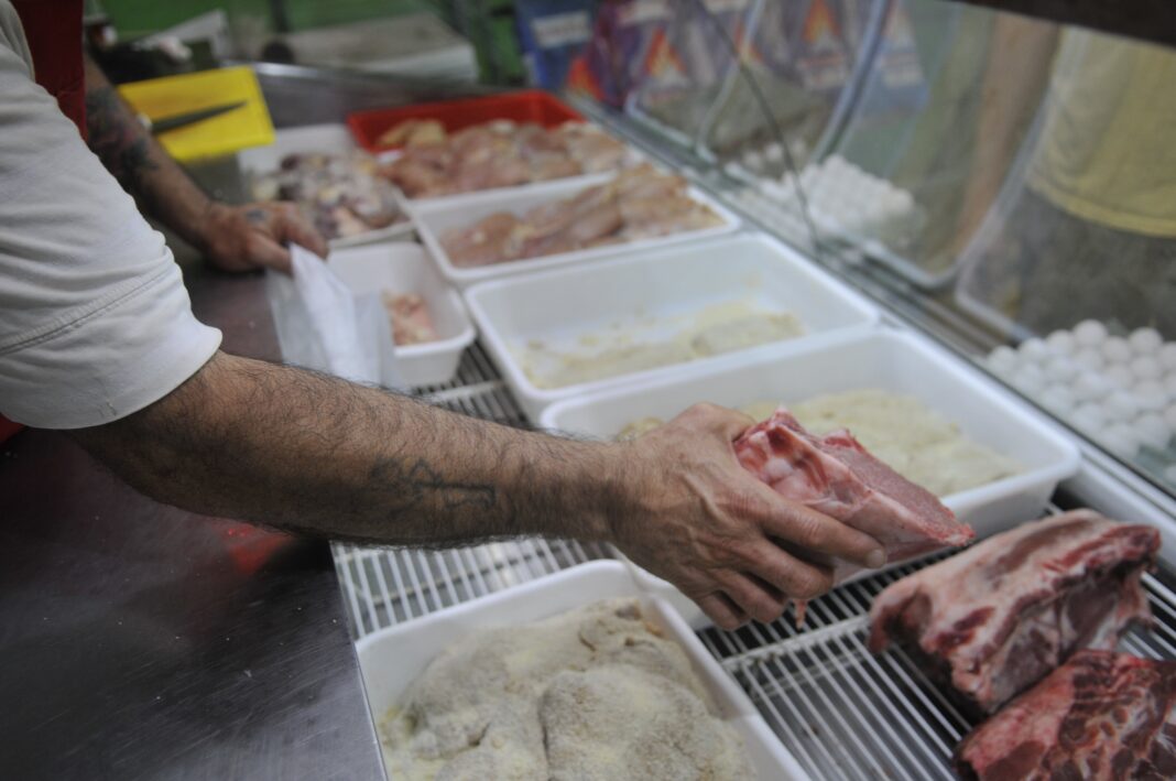 Cortes de carne fresca en una góndola de supermercado