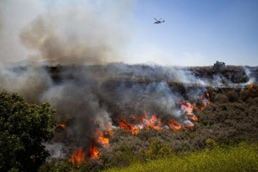 Bomberos combaten incendio forestal en Simi Valley, California
