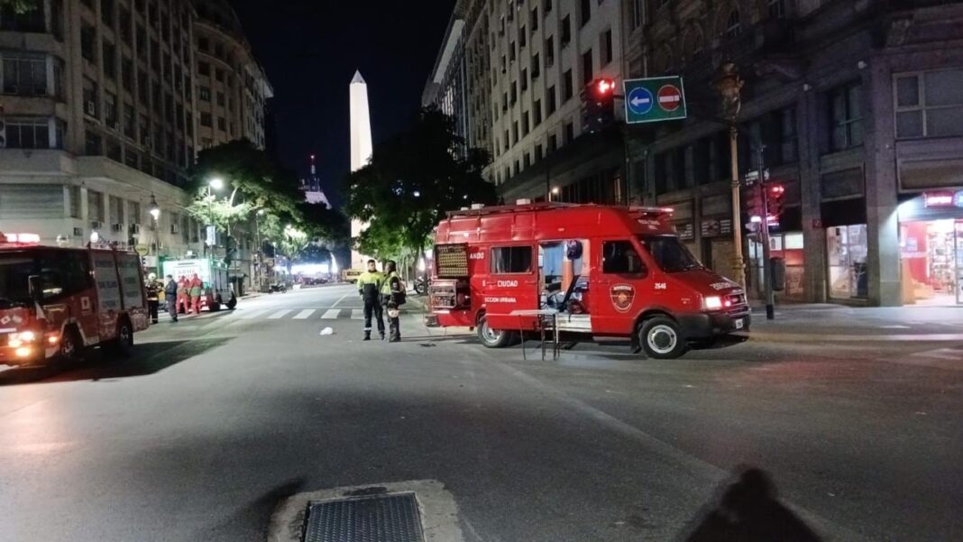 Operativo de bomberos frente al hotel HR Luxor en Avenida Roque Sáenz Peña
