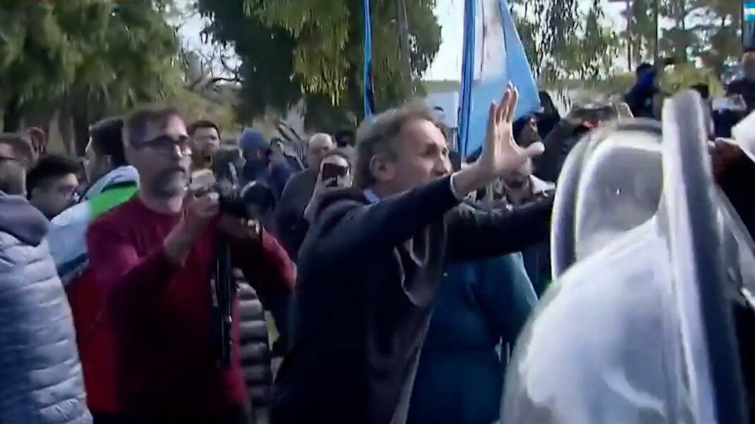 Manifestantes y policías en el puente 25 de Mayo durante la protesta de ATE