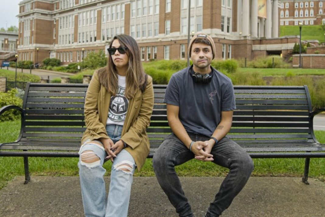 Eva y Andrés, creadores de contenido peruanos, en su canal La Blue Kombi