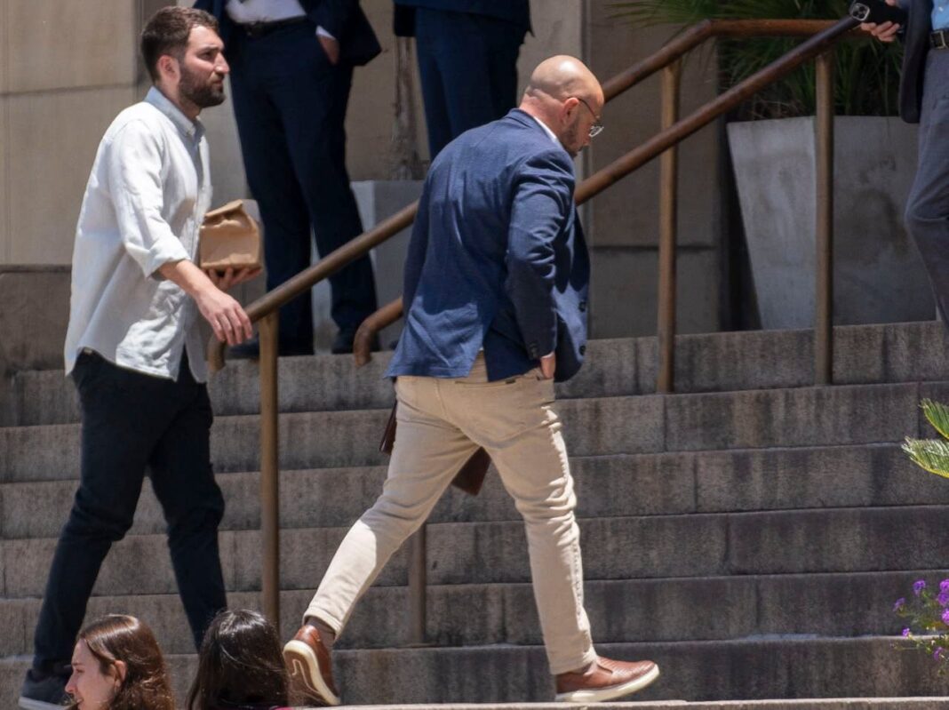Documentos y facturas sobre una mesa, ilustrando la investigación por facturas infladas en la ANDIS