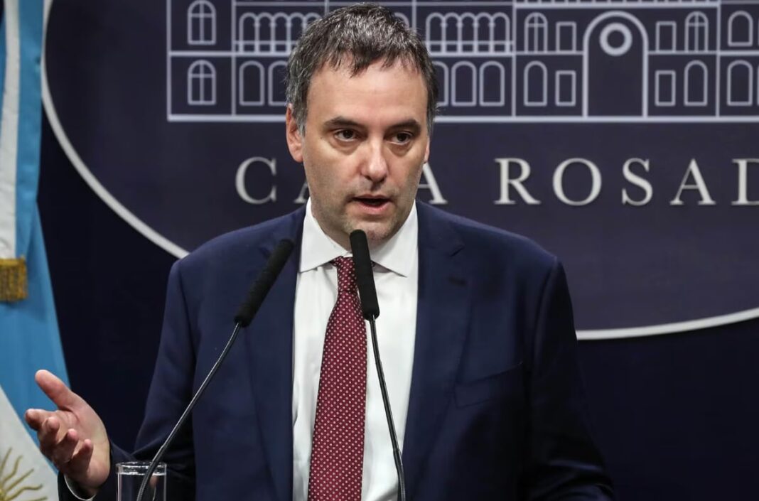 Fiscal Gerardo Pollicita y vocero Manuel Adorni en contexto judicial