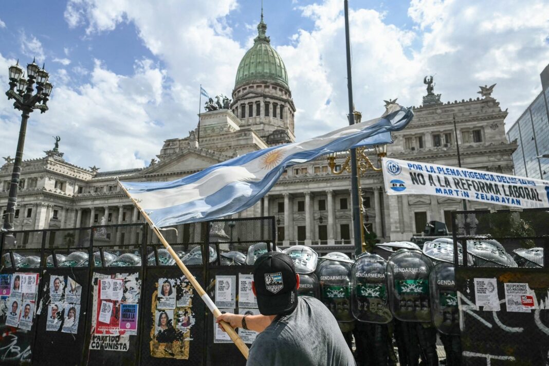 Edificio de la Justicia argentina con bandera nacional