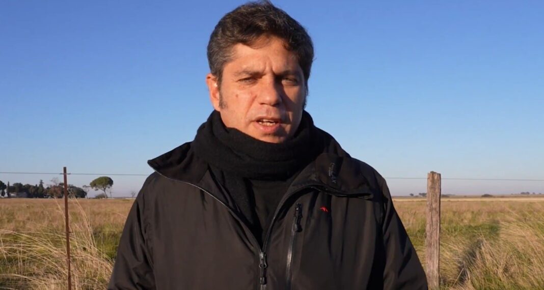 Axel Kicillof en Tornquist con campera y cuello para el frío