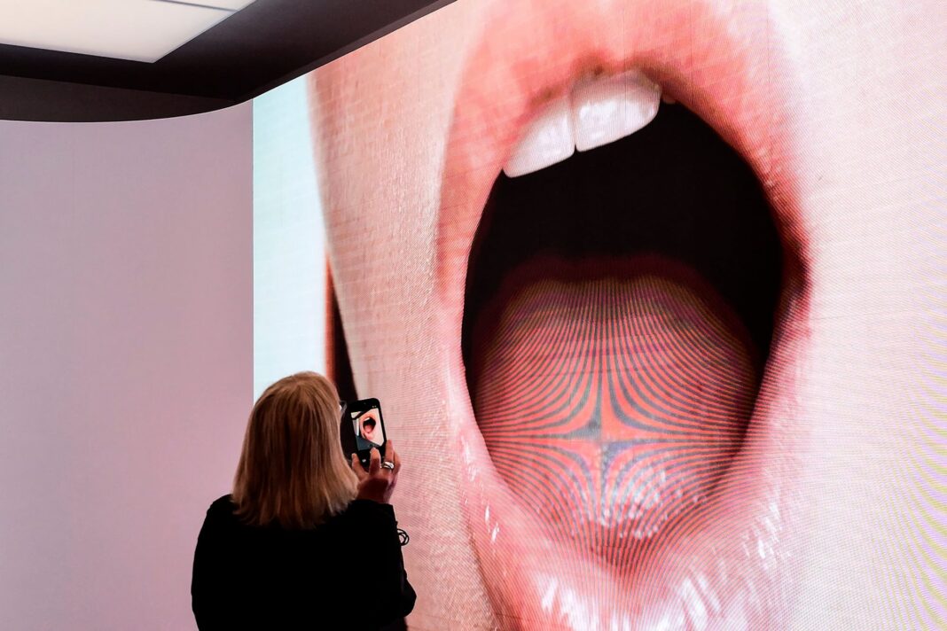 Visitante fotografía la obra Things to Come de la artista danesa Maja Malou Lyse en la 61ª Bienal de Venecia