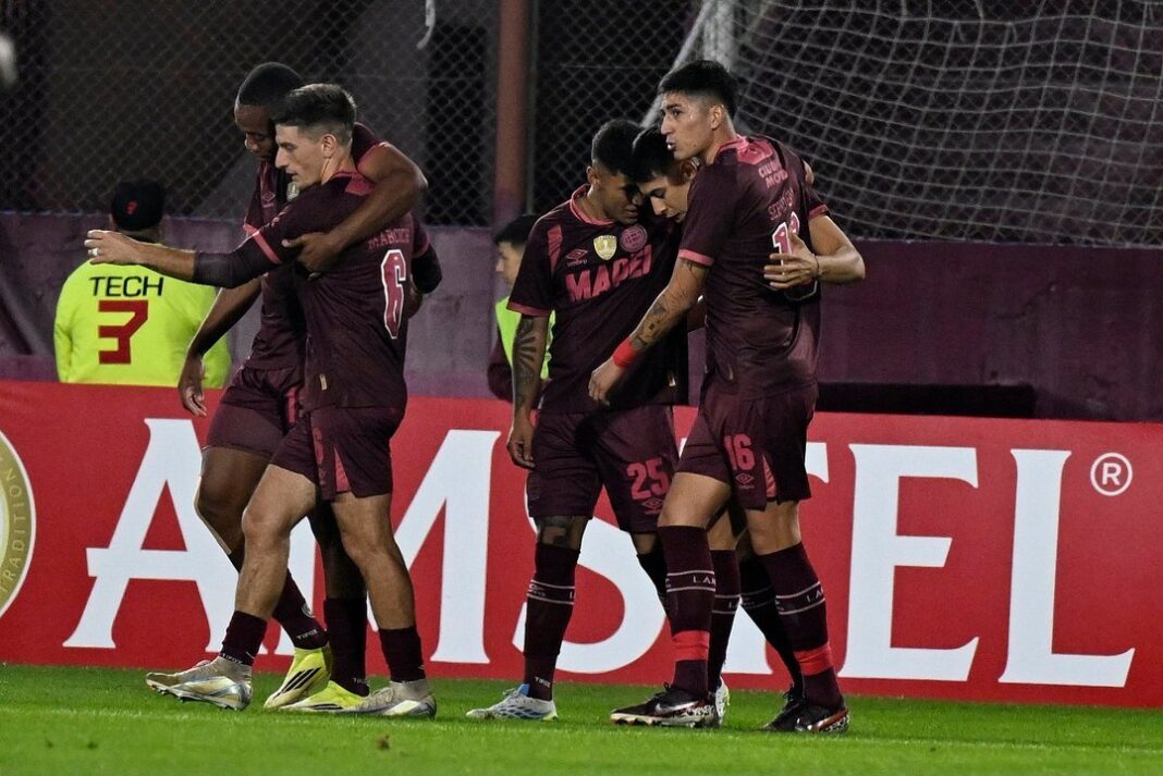 Estadio Néstor Díaz Pérez de Lanús durante un partido de fútbol