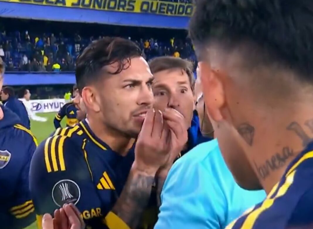 Leandro Paredes discute con el árbitro Jesús Valenzuela durante el partido Boca vs. Cruzeiro
