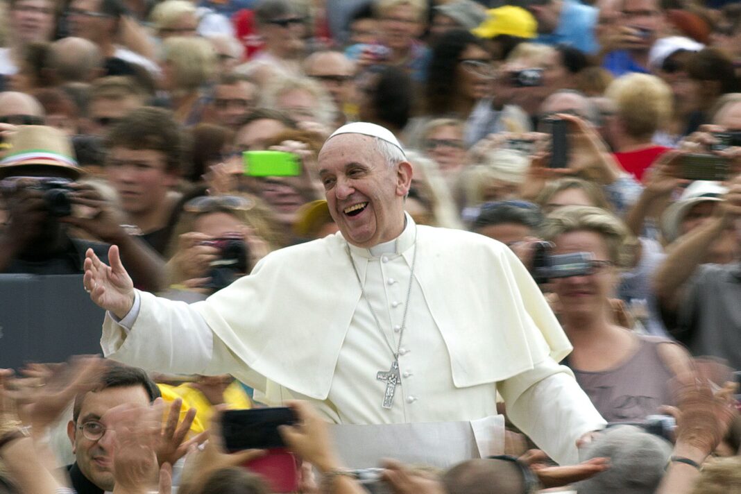 El Papa Francisco en una audiencia pública, con gesto sereno y manos abiertas