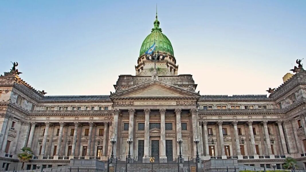 Vista del Congreso de la Nación Argentina con banderas
