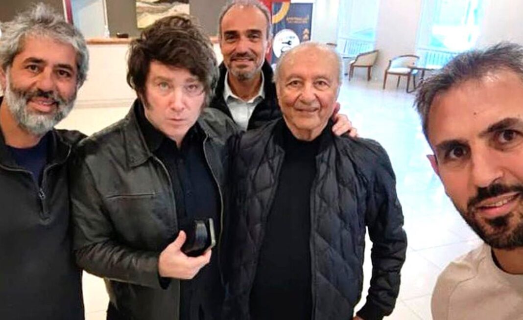 Fotografía de varios integrantes de la familia Menem en un acto político