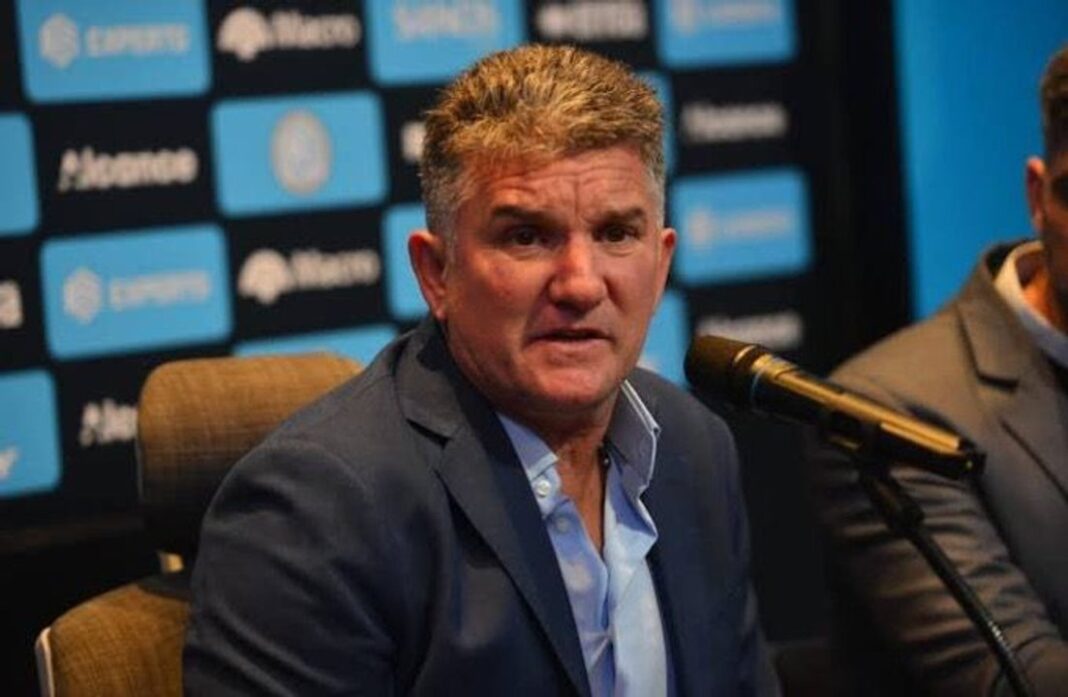 Luis Artime, presidente de Belgrano, hablando en conferencia de prensa antes de la final contra River