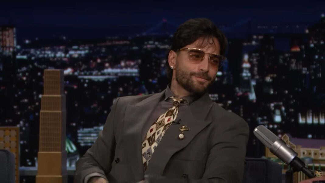 Maluma y Jimmy Fallon en el estudio de The Tonight Show con un carriel colombiano