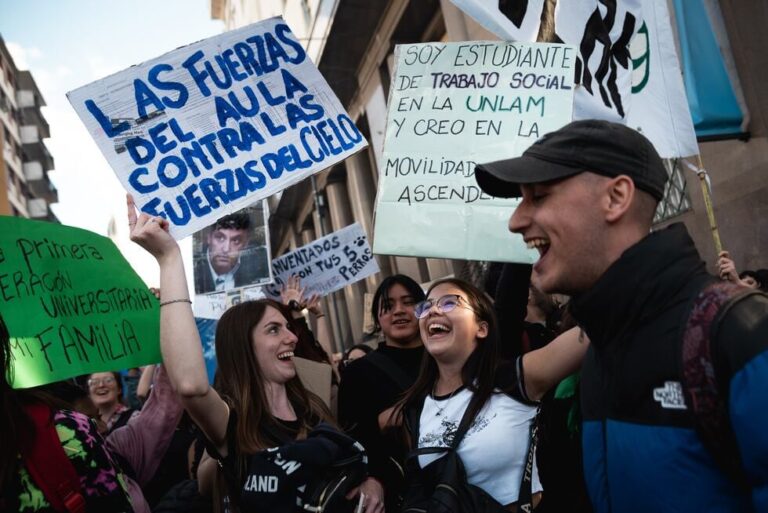 Multitud en Plaza de Mayo durante una marcha universitaria
