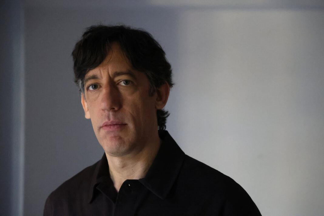 Mariano Pensotti en su casa de Parque Saavedra, con dos direcciones en la puerta