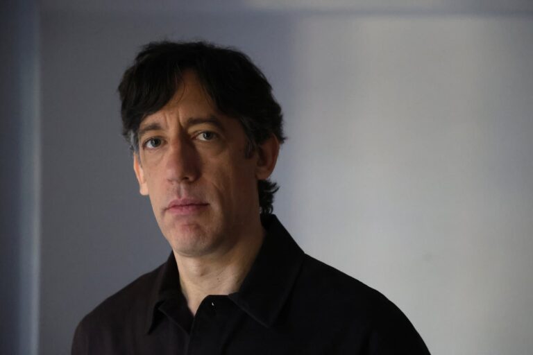 Mariano Pensotti en su casa de Parque Saavedra, con dos direcciones en la puerta