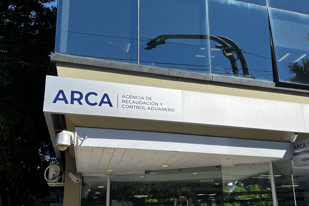 Expedientes judiciales apilados en una mesa, representando causas penales tributarias