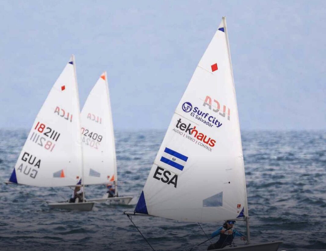 Atletas en veleros durante la Tercera Regata Internacional FESAVELA 2026 en el Lago de Ilopango, El Salvador