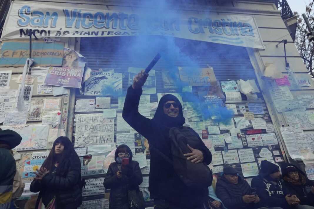 Militantes kirchneristas congregados frente al edificio de San José 1111 en Constitución